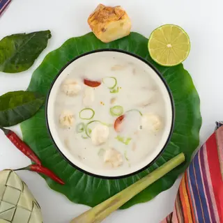 Sopa Leche de Coco con Pollo: Tom Kha Kai (porción de entrantes)