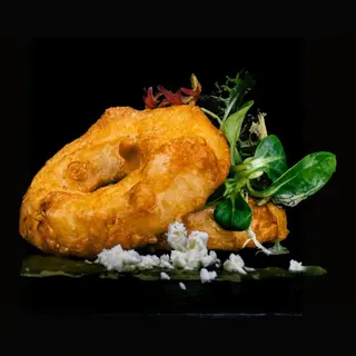 Aros de cebolla en témpura rellenado con feta
