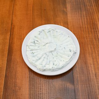 Cremă de iaurt, pătrunjel, usturoi