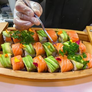 M12. Rollo De Salmón Y Aguacate (8 Pzs.)