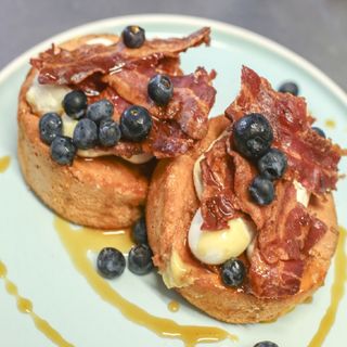 Bacon croccante, philadelphia, mirtilli e sciroppo d'acero