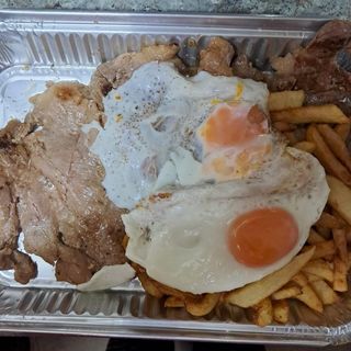 Plato De Secreto De Cerdo Con Patatas Y Huevos