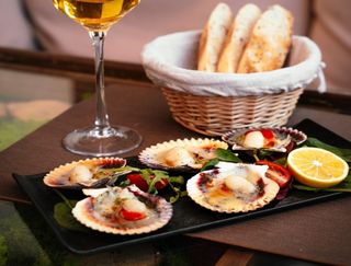 Запечені гребінці з соусом песто