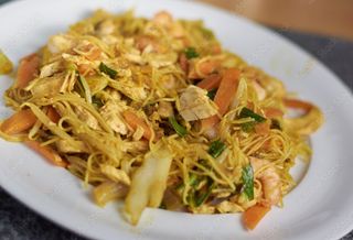 57. Оризови спагети с пиле, зеленчуци и яйца (600г)