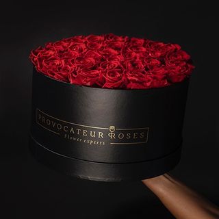 Caja de 30 cm con rosas rojas frescas 