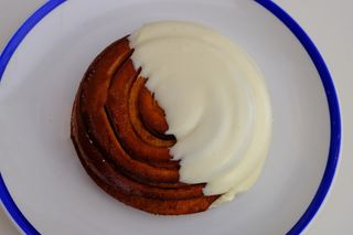 დარიჩინის ხვეულა თეთრი შოკოლადით