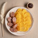 Домашня смажена ковбаска з картопляними кружечками