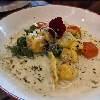 Raviolis De Pera Y Salsa Cuatro Quesos 