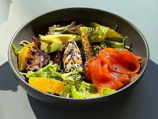 Салат з лососем (300г)