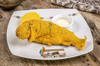 Păstrăv prăjit în mălai cu mămăliguță și mujdei