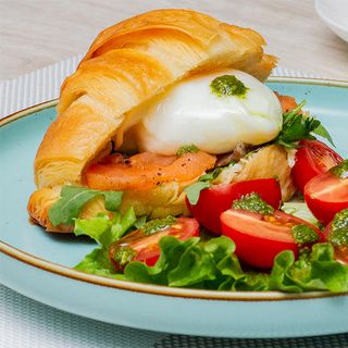 Круассан с семгой и яйцом пашот