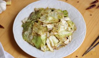 Cavolo cinese saltato con salsa agropiccante