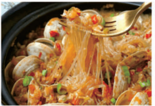 12 Vongole a vapore con aglio, cipollotti e spaghetti di soia