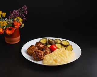 Chiftele cu piure de cartofi și castraveți murați