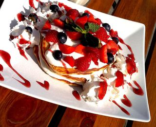 8- Pancakes z nutela i owocami