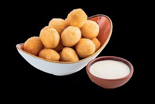 Маленькие баурсаки со сметаной