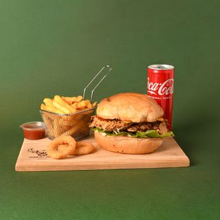Chicken burger, pomfrit i Coca-Cola