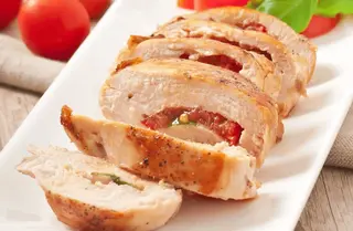 Куриный рулет с томатами и моцареллой (300г)