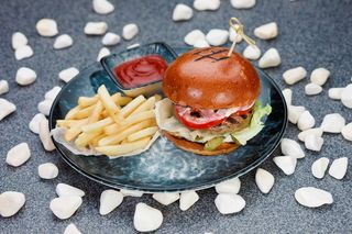 Трюфельний бургер з яловичиною та картоплею фрі 