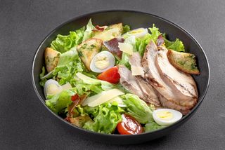 Салат з куркою гриль,  чіпсами з хамону, соус Цезар (220г)