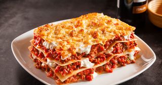 LASAGNE MIĘSNA W SOSIE POMIDOROWYM