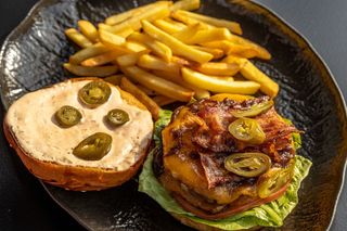 სენატის საფირმო ბურგერი ორმაგი ყველით