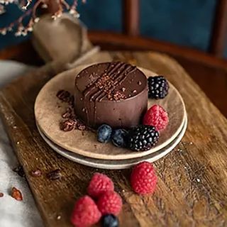 Monoportie cu ciocolata si insertie de fructe de padure