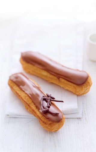 Эклер шоколадный