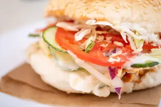 Sandwich cu pui gratar cu bacon