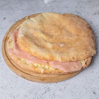 Lepinja sa kačkavaljem i šunkom