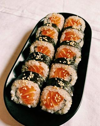 Rolnica sa lososom 8 komada 三文鱼寿司卷（8个）