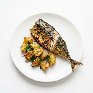 1/2 Скумрия на фурна с картофи соте 400г