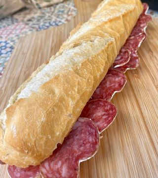 Entrepà de llonganissa amb pa amb tomàquet