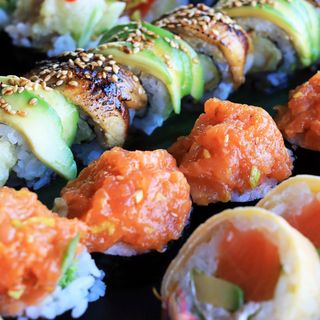 Futomaki tatar z łososia 