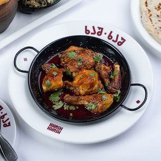 შებრაწული წიწილა მაყვლის და ბროწეულის სოუსით