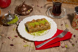 Baklava Emre şöbiyet cu fistic şi caimac