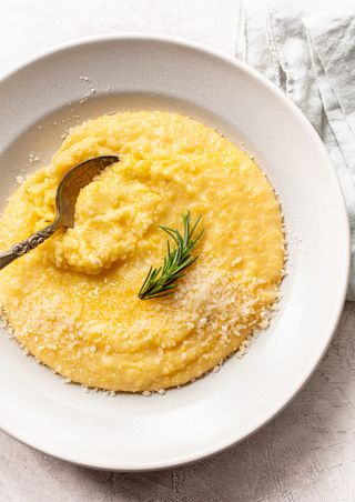 Polenta cu parmezan și verdeaţă