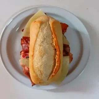 Baguette de bacon, ternera y queso
