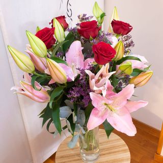 Ramo de liliums y rosas