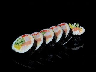 Futomaki z łososiem wędzonym i krewetkami 6 szt.