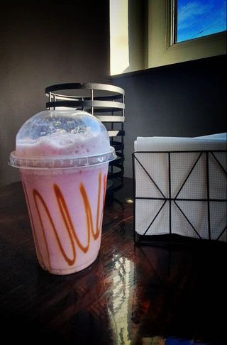 Полуничний коктейль