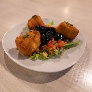 Queso camembert frito y mermelada