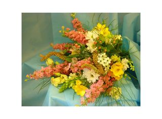 Букет от сезонни градински и полски цветя