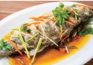 71 Branzino cotto al vapore scottato con olio caldo e salsa di soia