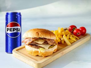 Dupli bejkon burger, pomfrit i Pepsi