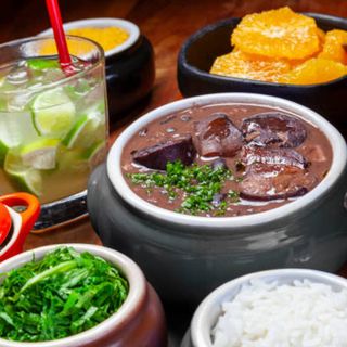 Feijoada para 2 pessoas e  Caipirinha 1L