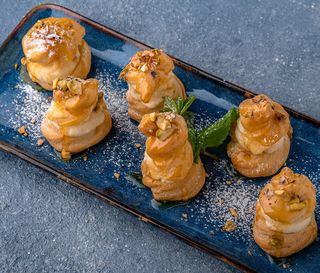 Profiterol cu caramel si fistic