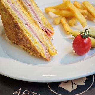 Monte Cristo sendvič & pomfrit