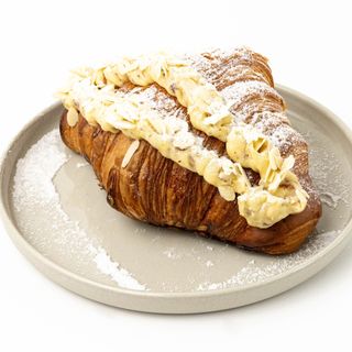 Круассан с миндальным кремом