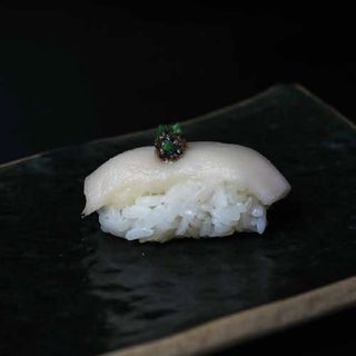 Nigiri de pez escolar negro trufado